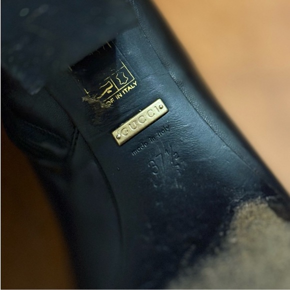 Gucci Black Leather Shoe with Gold Detail - Picture 9 of 16